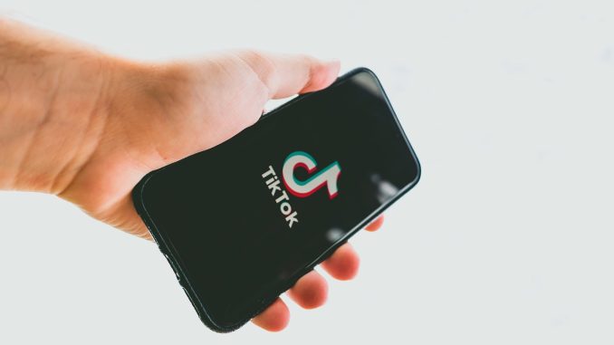 Cele mai bune hashtag-uri pentru promovare pe TikTok în 2025